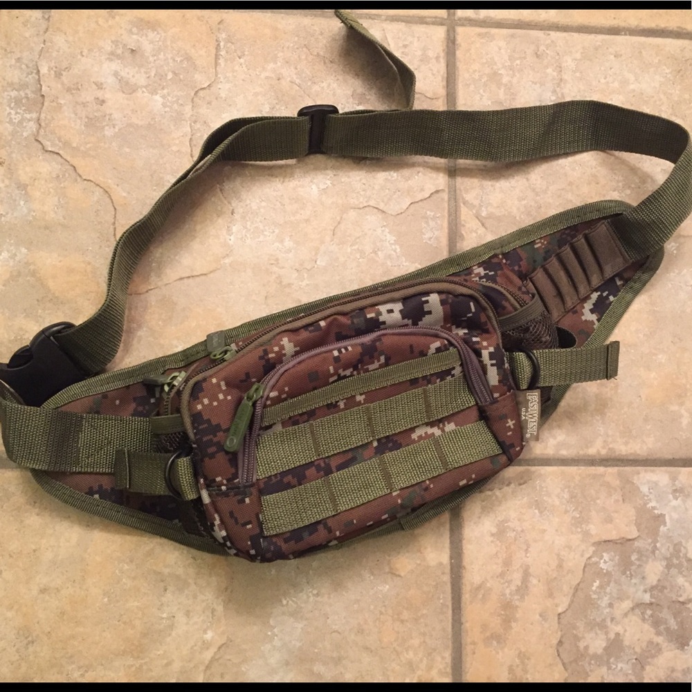 NWOT Digital Camo Travel Fanny Pack